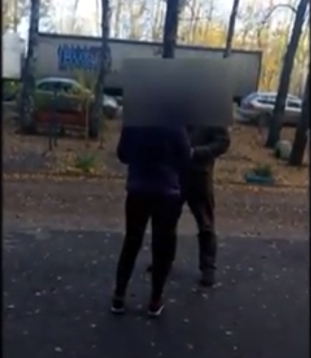 Рязанские полицейские поймали девушку, которая нелегально сбывала сим-карты. Видео