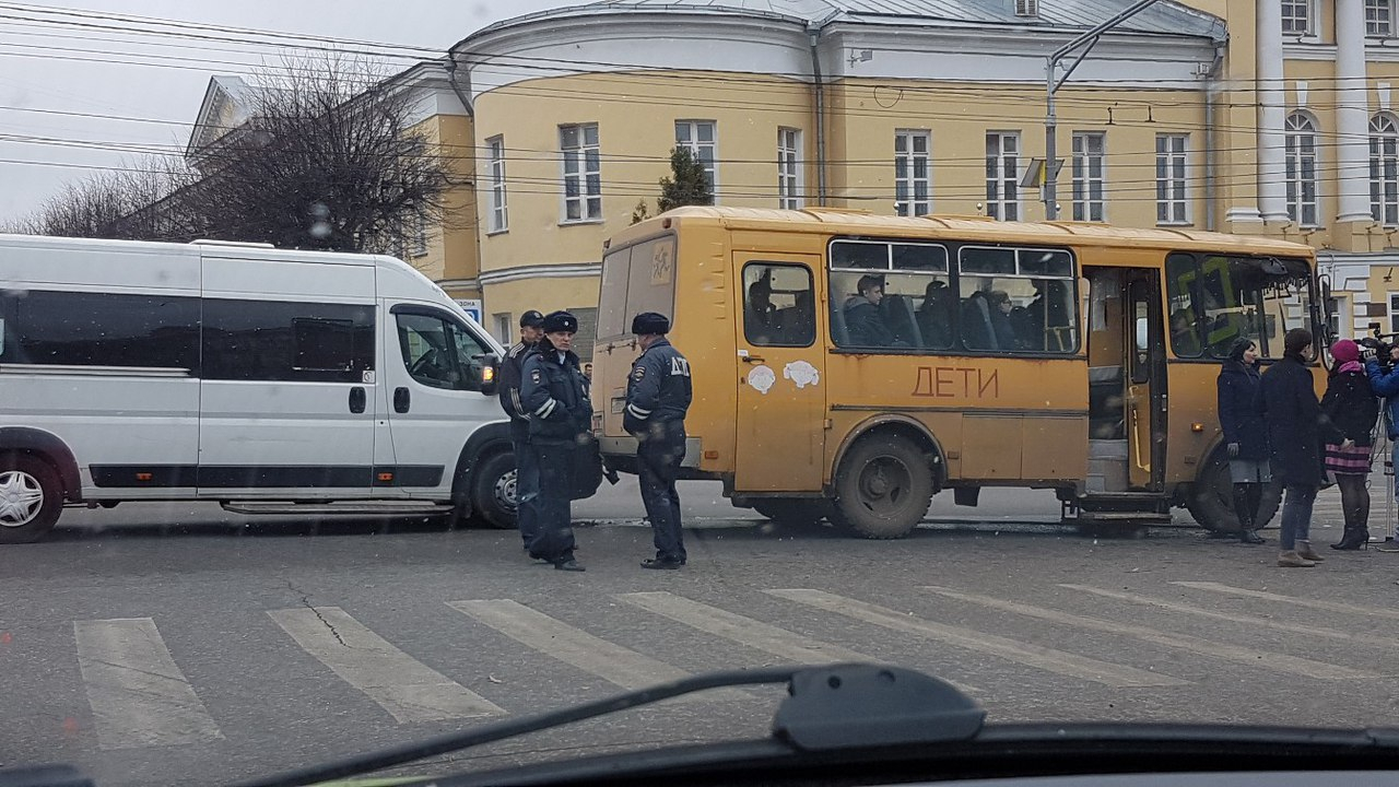 ДТП в центре Рязани - маршрутка врезалась в школьный автобус