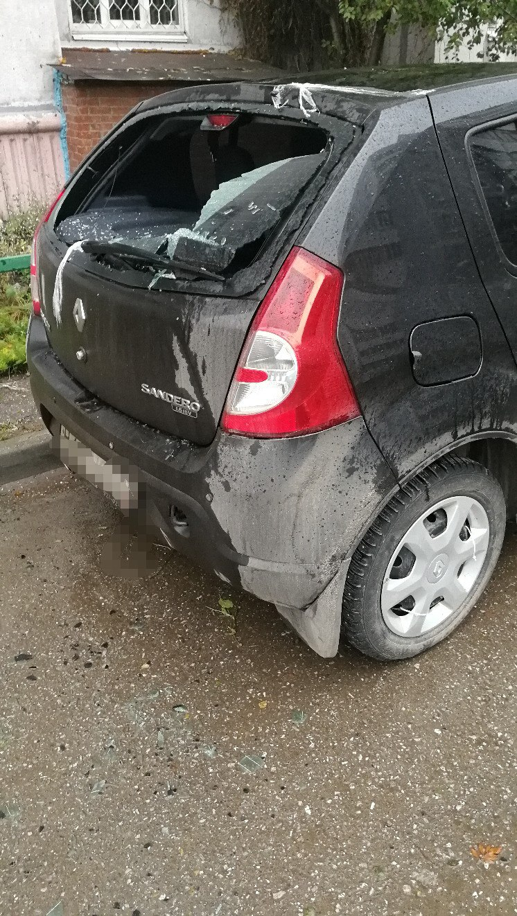 В Недостоеве подросток разбил стекло машины, сбросив на нее пакет с водой