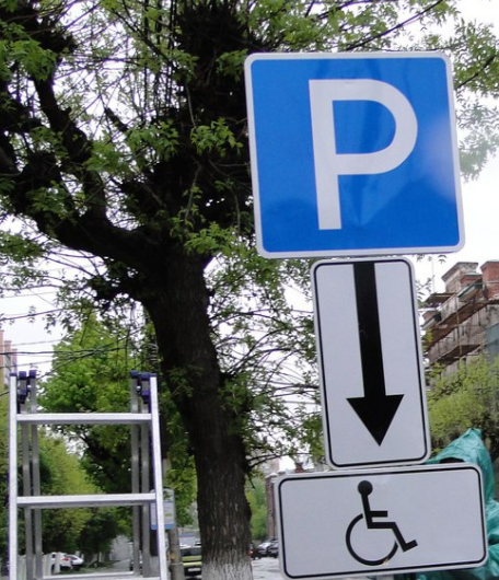 "Пусть инвалидов не уважают, но законы соблюдать надо" - рязанец пожаловался на отсутствие парковки около Диализного центра