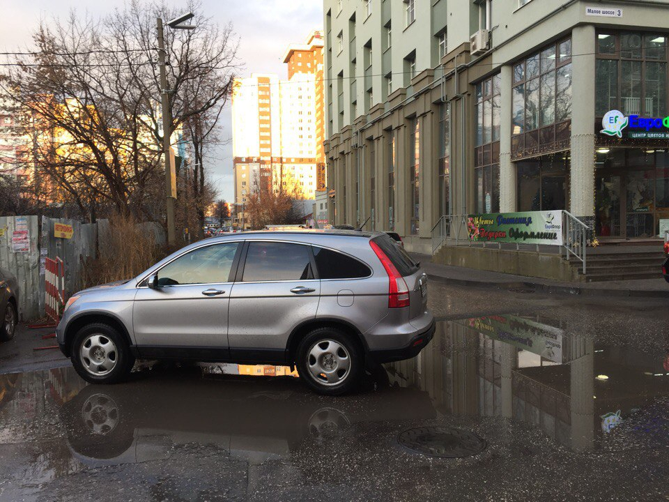Очередной рязанский «гений парковки» перегородил выезд на целую улицу - фото