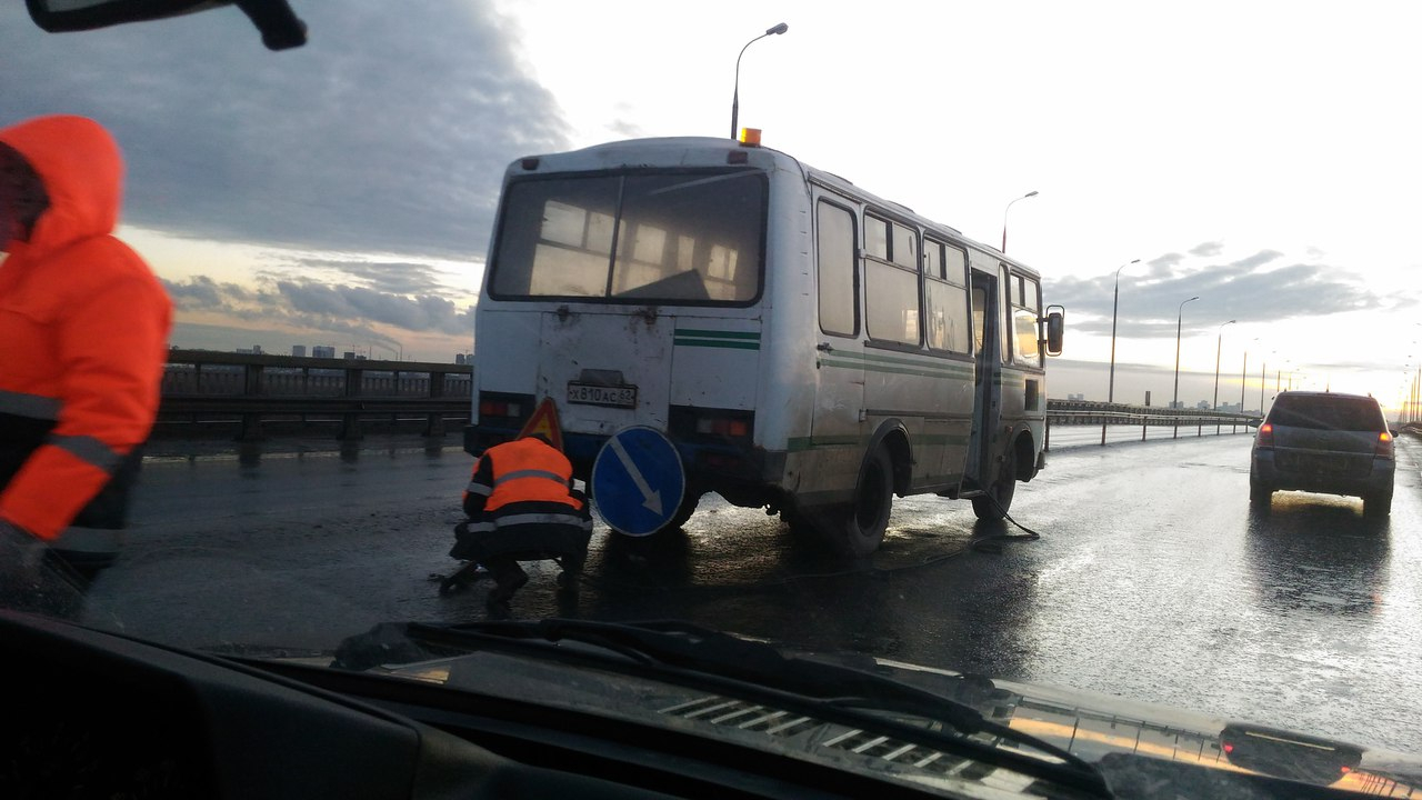 ДТП на  Солотчинском мосту - сразу пять машин пробили колеса