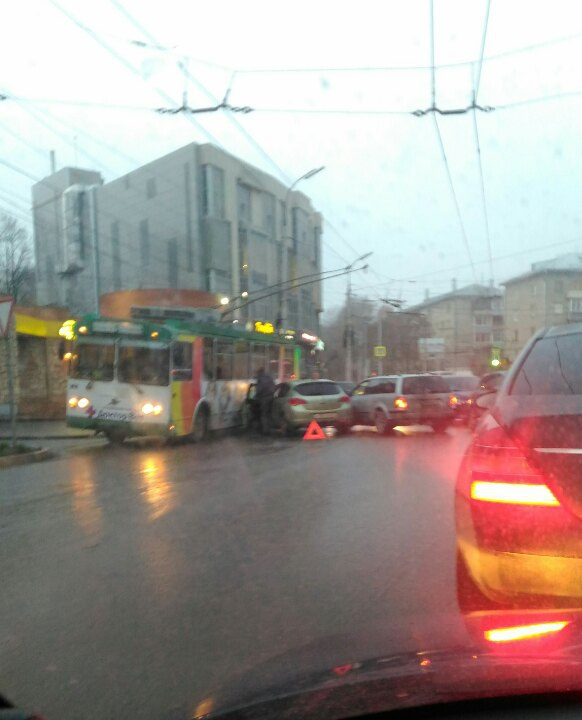 ДТП с участием троллейбуса парализовало движение в центре Рязани