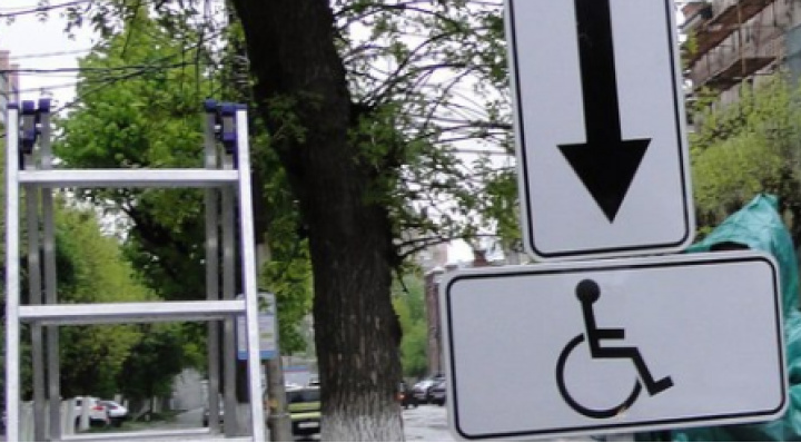 В мэрии прокомментировали просьбу сделать парковку для машин инвалидов около Диализного центра