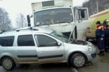 На Куйбышевском шоссе столкнулись МАЗ и Лада Ларгус, двое пострадали