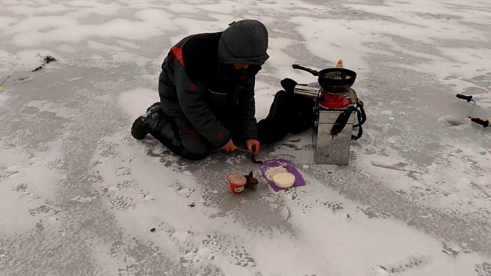 В сети появилось видео зимней рыбалки - улов сразу попадает на сковородку
