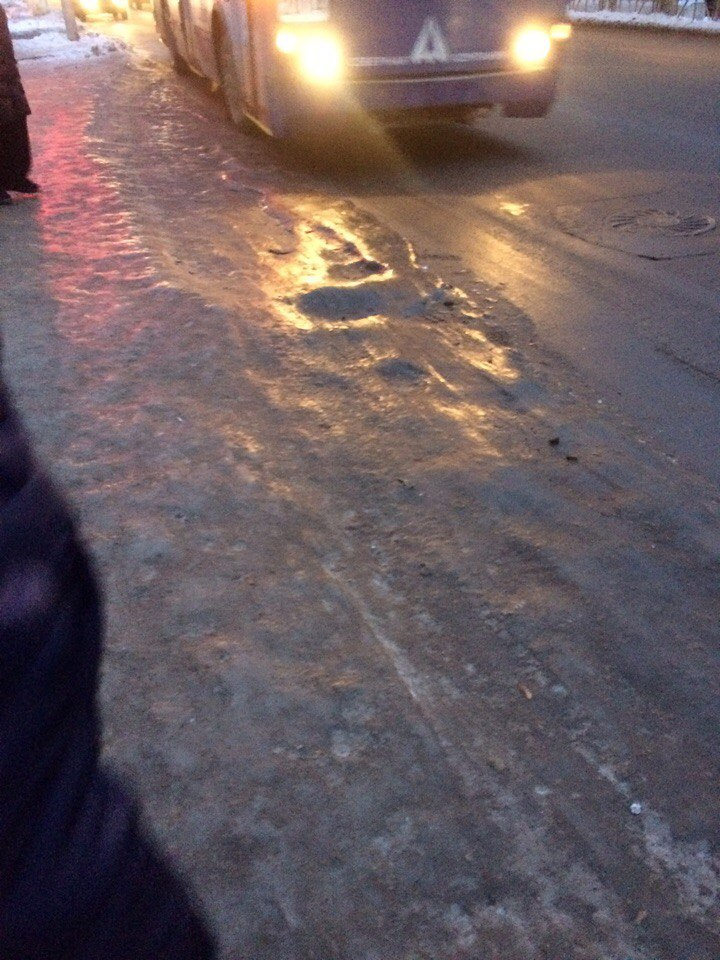 В Приокском не очищают остановки - троллейбусы буксуют на льду