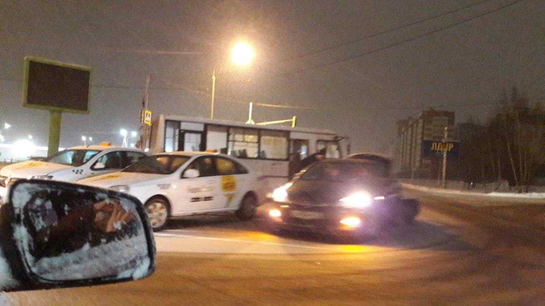 "Вроде шесть машин": На перекрестке около "Глобуса" произошло массовое ДТП