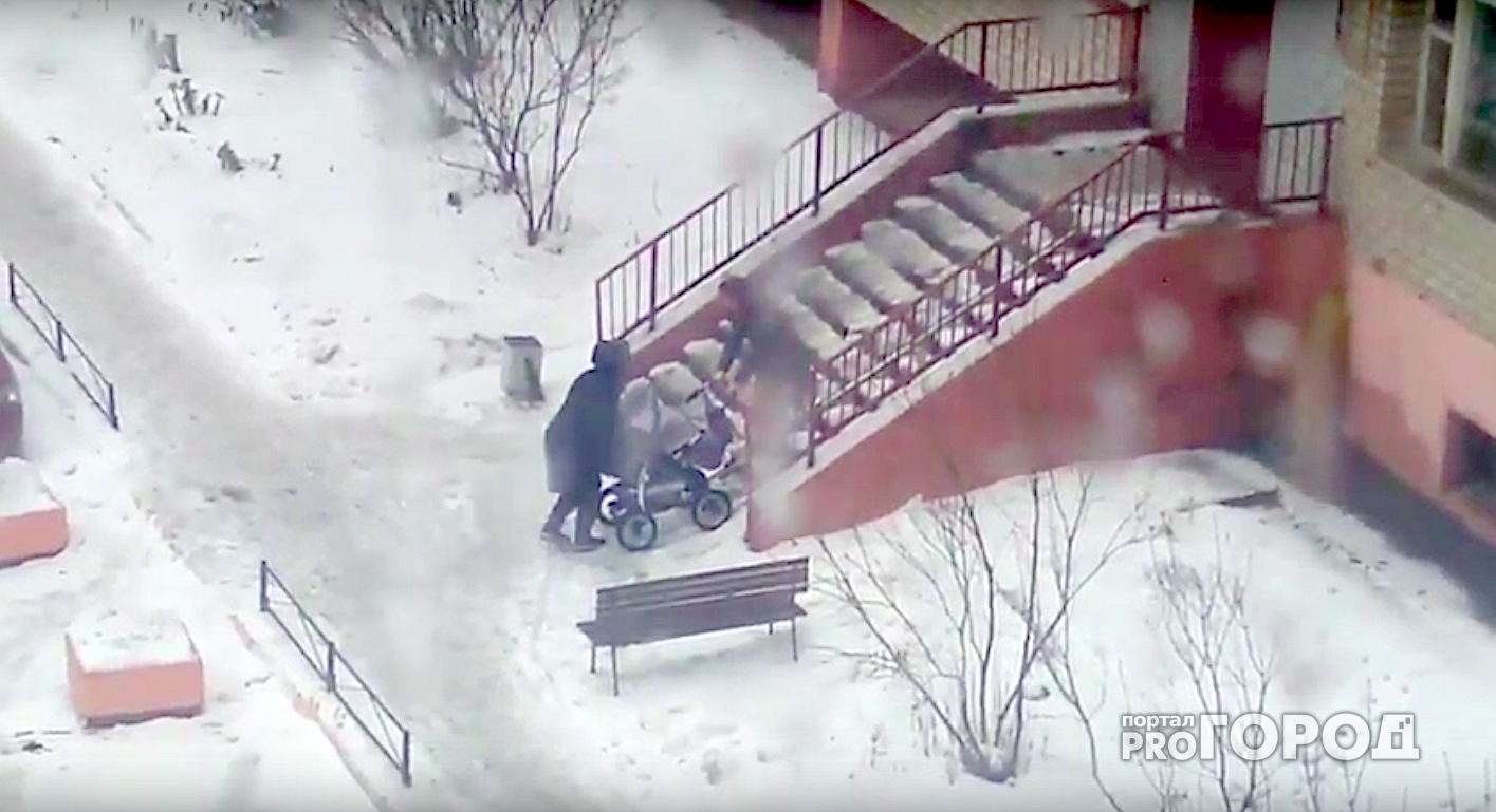 Народный контроль: видео о том, как  мама с коляской штурмует пандус у подъезда на Костычева