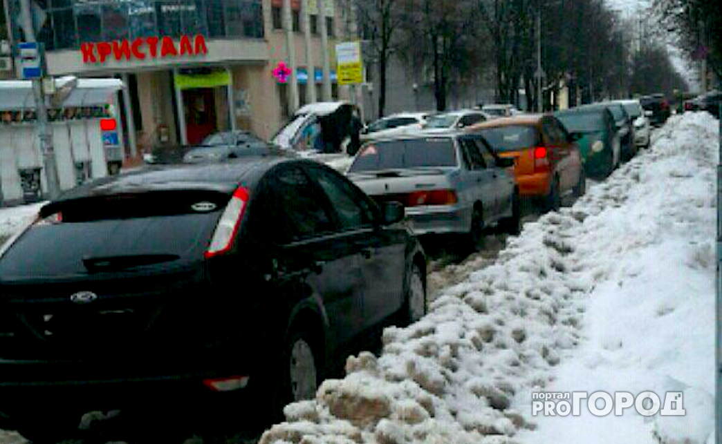 Лучше не делать: на Братиславской при уборке снега наделали сугробов на дороге