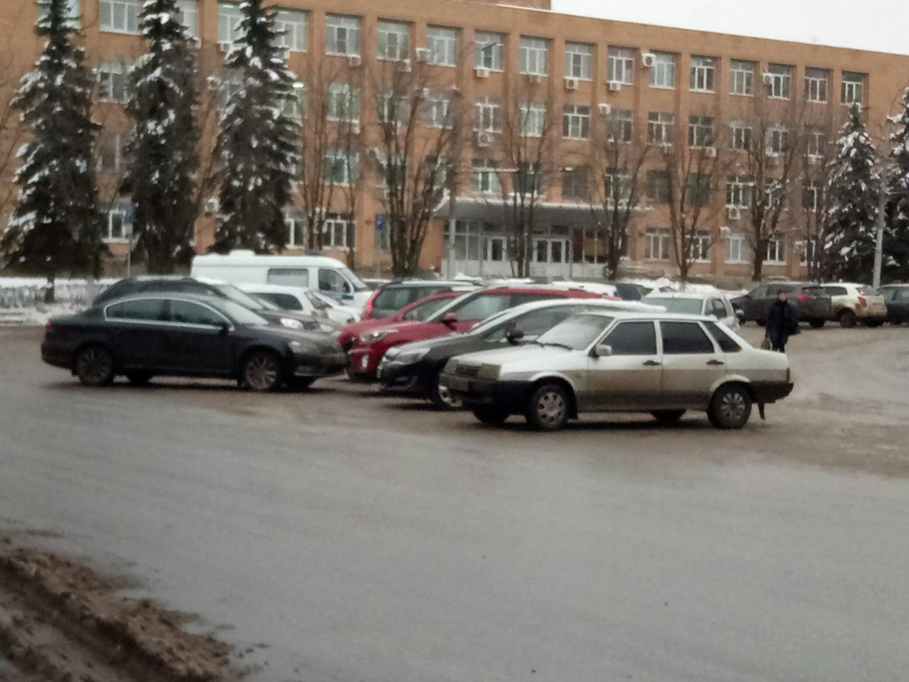 В ГИБДД подтвердили, что часть парковочных мест на площади Мичурина является бесплатной