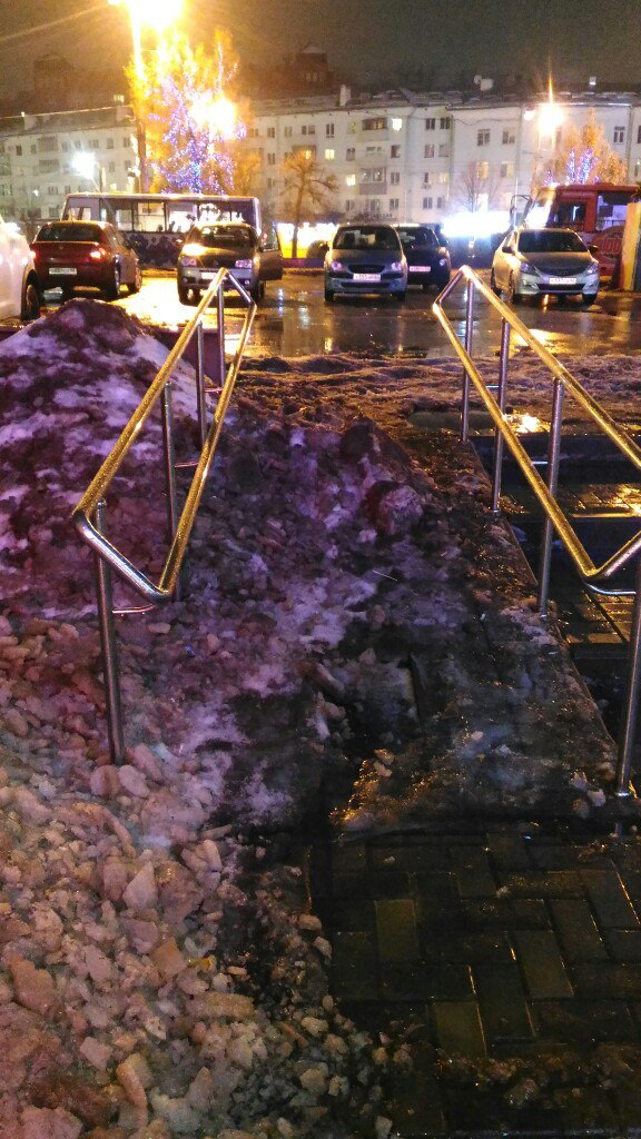 С "заботой" об инвалидах: пандус на Театральной площади засыпали снегом