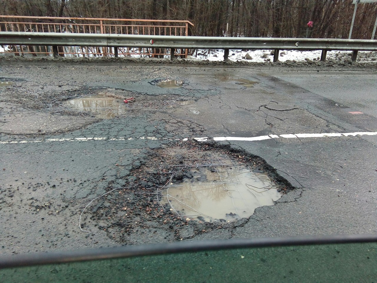 Опасная дорога на трассе М5 - из ямы торчит металлическая арматура