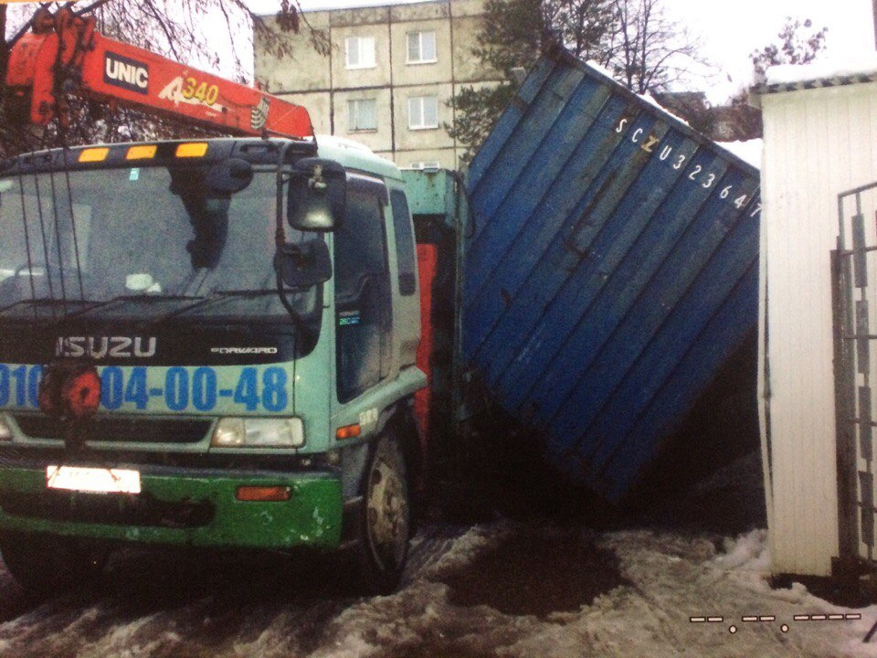 В Рязани водитель грузовика уронил трехтонный контейнер на два киоска и машину