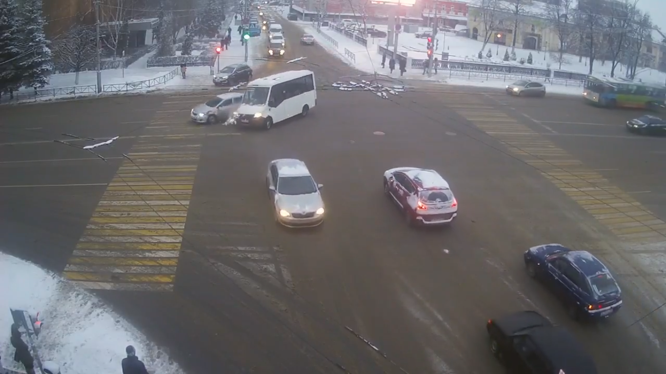 ДТП в центре Рязани - маршрутка пыталась проскочить на красный и протаранила легковушку