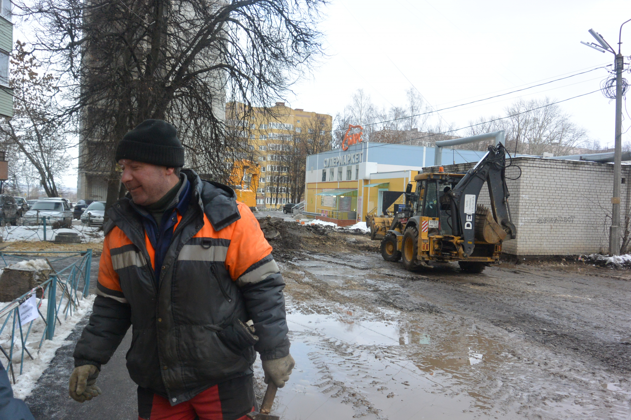 "Не будет тут луж никаких" - рабочие рассказали как они укладывают асфальт на улице Советской Армии