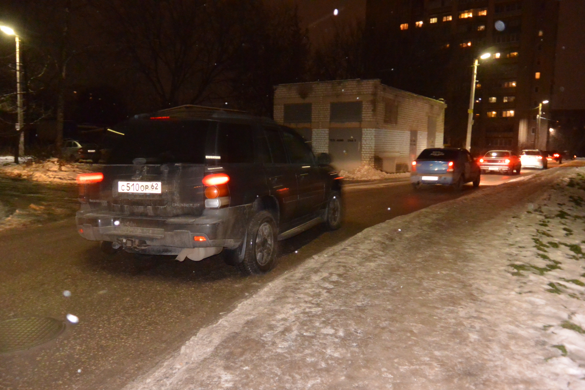 Вечерняя пробка забралась во дворы улицы Ленинского Комсомола