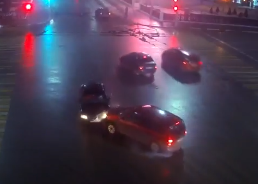 Опубликовано видео момента ДТП в центре Рязани: столкнулись две иномарки