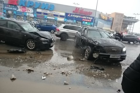 Массовое ДТП возле ТРЦ "Круиз" - столкнулись два автомобиля и маршрутка