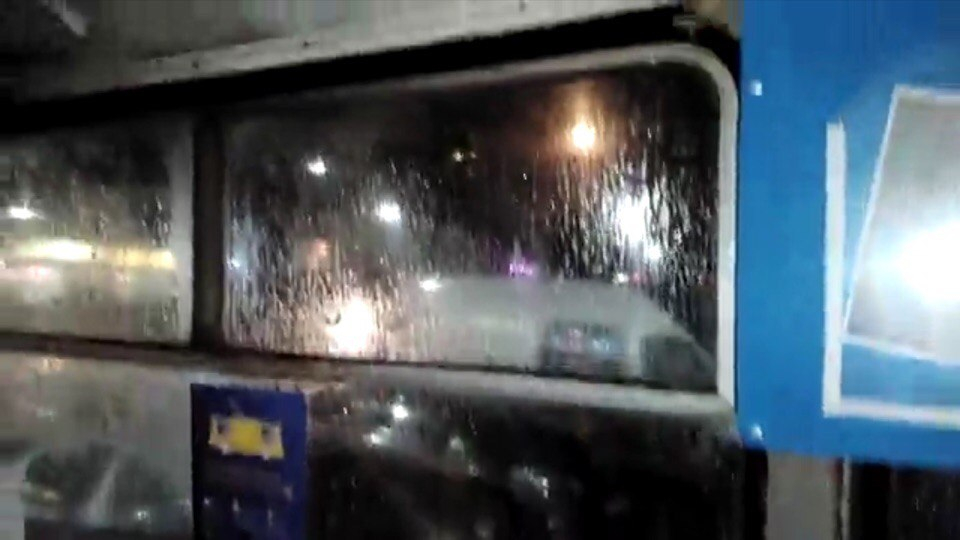 В рязанском троллейбусе пассажиры принимают холодный душ