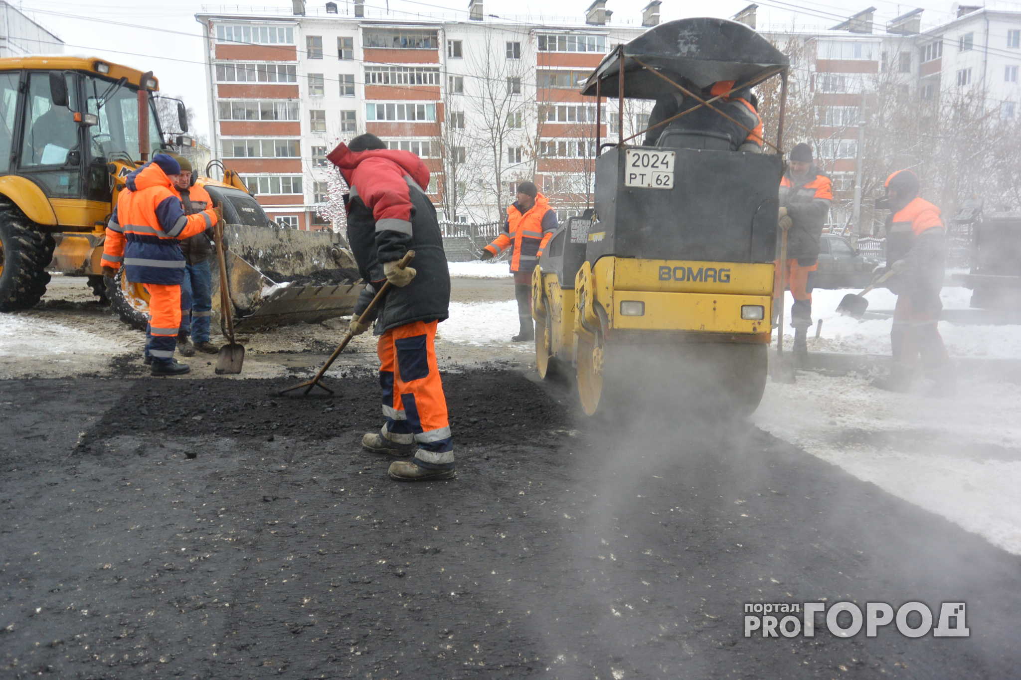 В Рязани снова замечены работники, укладывающие асфальт во время снегопада