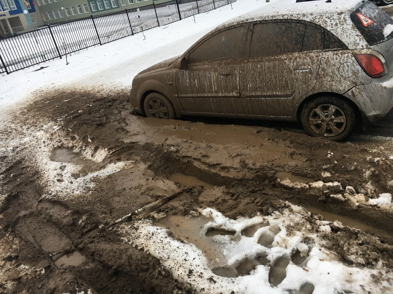 Народное фото - возле 75 школы автомобилисты паркуются в грязи