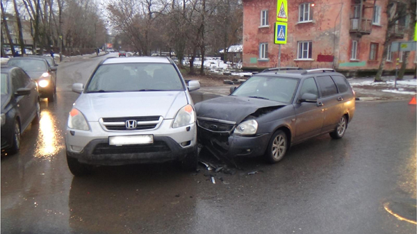 На улице Ленинского Комсомола столкнулись Хонда и Лада, пострадал ребенок