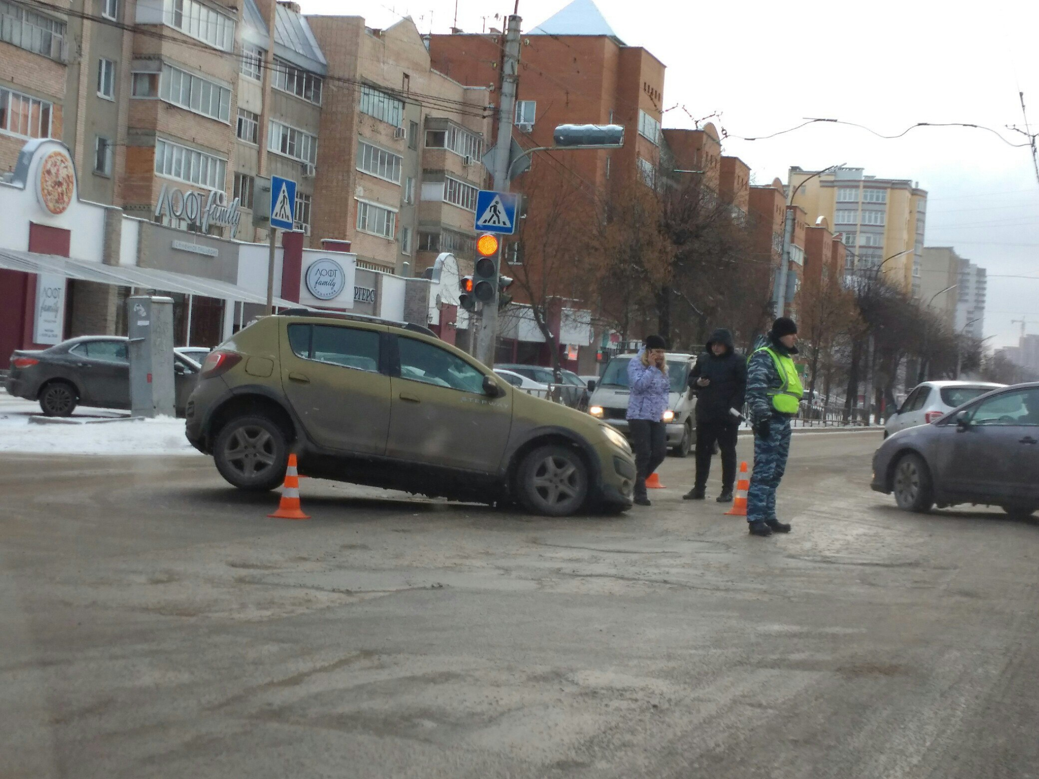 На улице Грибоедова автомобиль провалился в яму на дороге