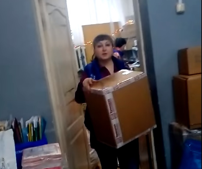 Очередной скандал на почте: Рязанец снял на видео "гору мешков" с посылками