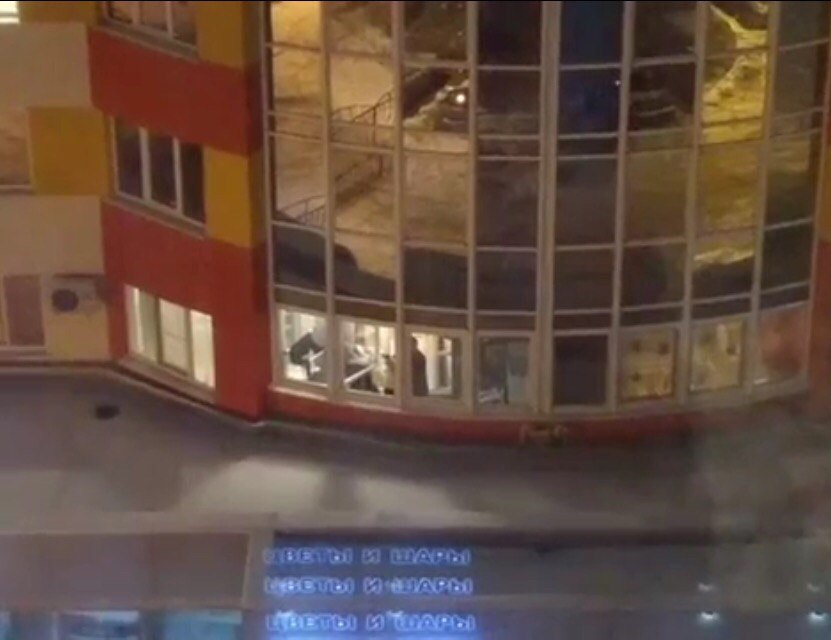 На Славянском проспекте неизвестный открыл стрельбу из окна многоэтажки