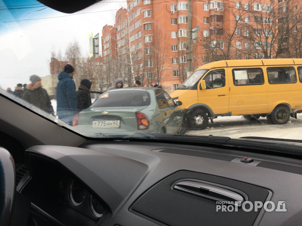 На улице Крупской произошло ДТП с маршруткой - фото и информация от очевидцев