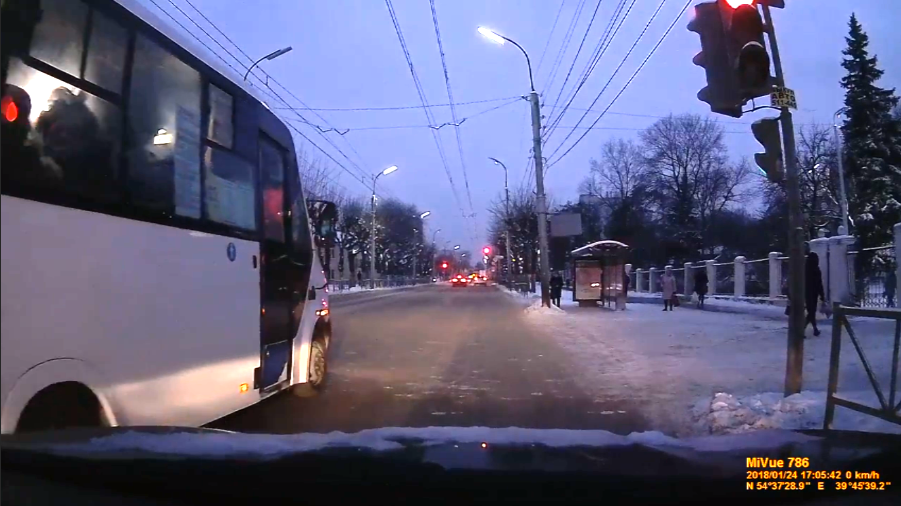 Когда светофор тебе не помеха - водители маршруток гоняют по центру Рязани «на красный»