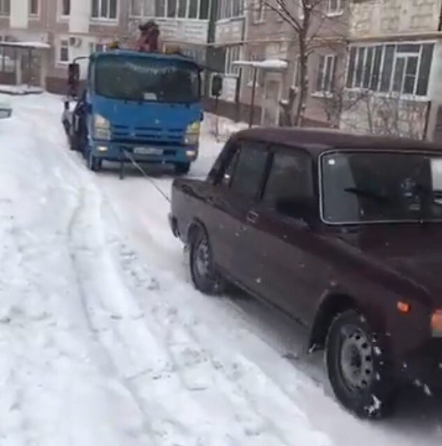 В Рязани автомобиль "Жигули" тащил на тросе буксующий эвакуатор