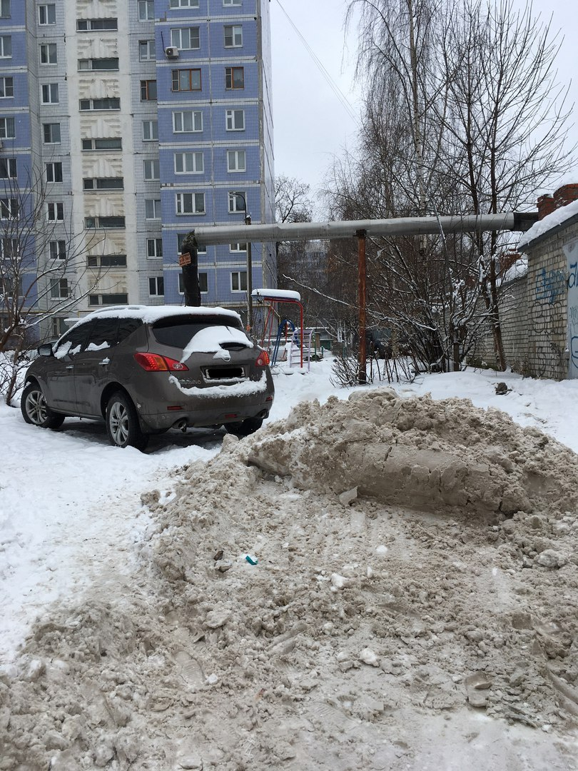 Снег во дворах не торопятся убирать