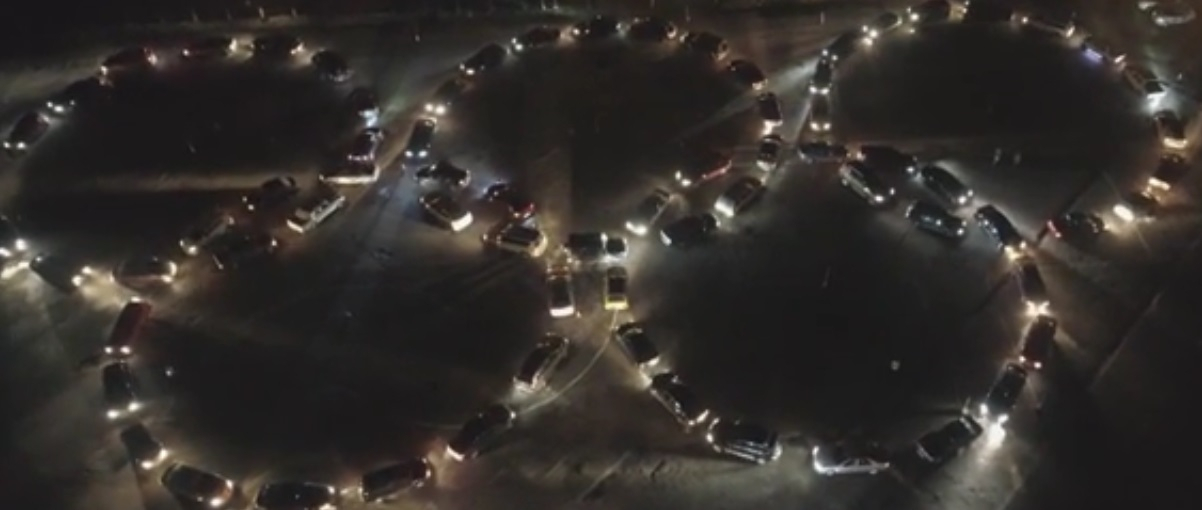 Автомобилисты устроили флешмоб в поддержку российских олимпийцев - видео