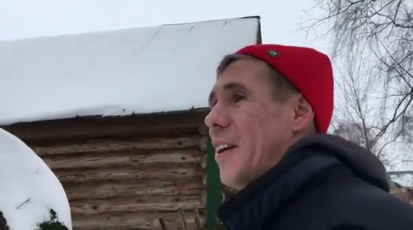 Алексей Панин гуляет по Константиново и читает стихи: видео