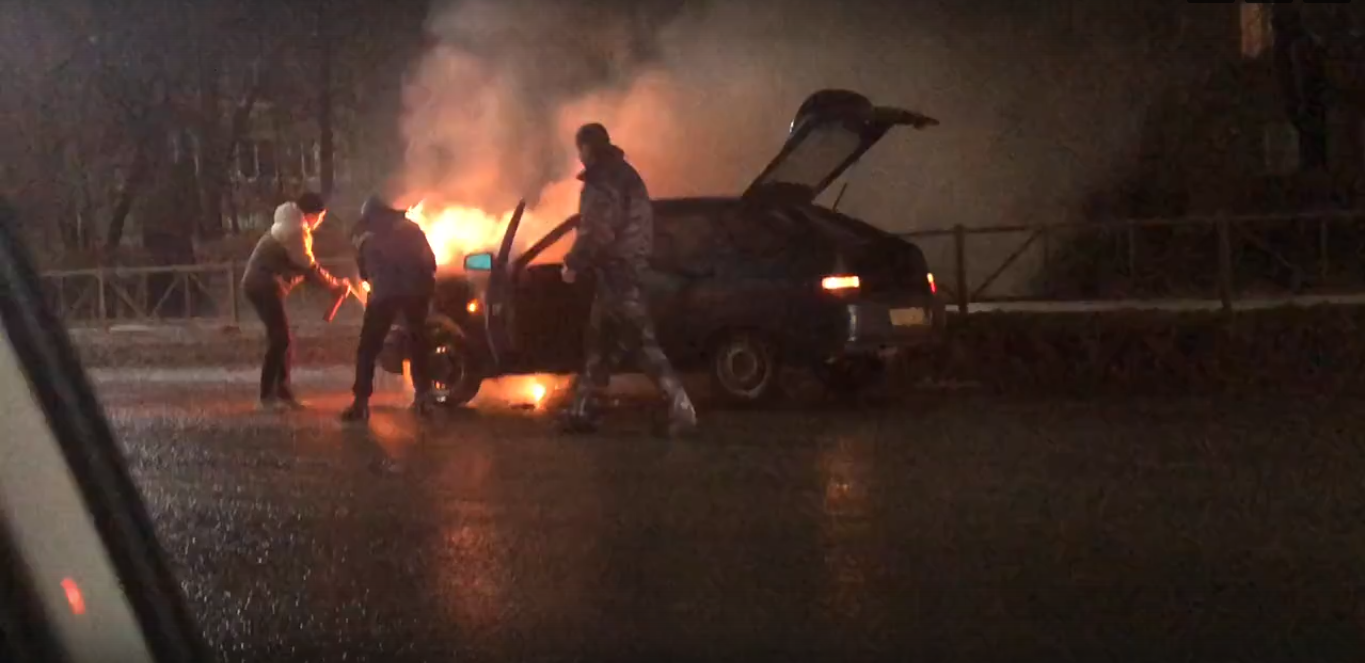 На Касимовском шоссе в Рязани сгорел автомобиль - видео