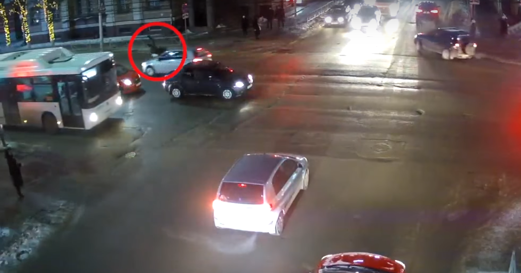 В центре Рязани сбили пешехода - пострадавший убежал с места ДТП. Видео