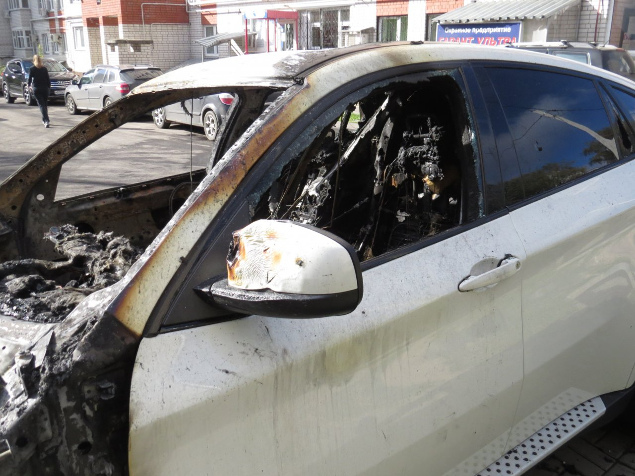 Три автомобиля загорелись ночью в Рязани