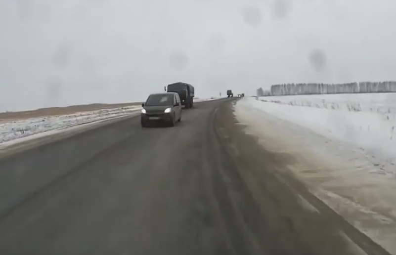 Видео. Водитель чудом увернулся от машины, выскочившей на встречку