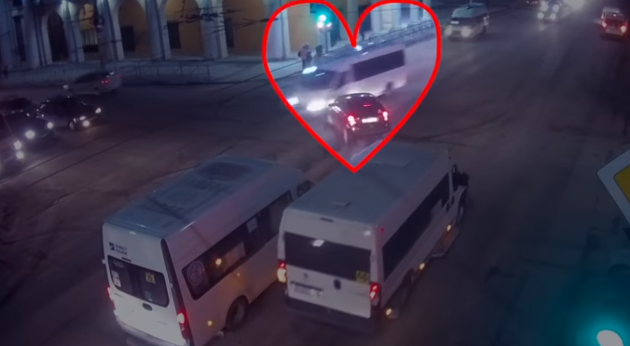 В центре Рязани легковушка врезалась в маршрутку - видео