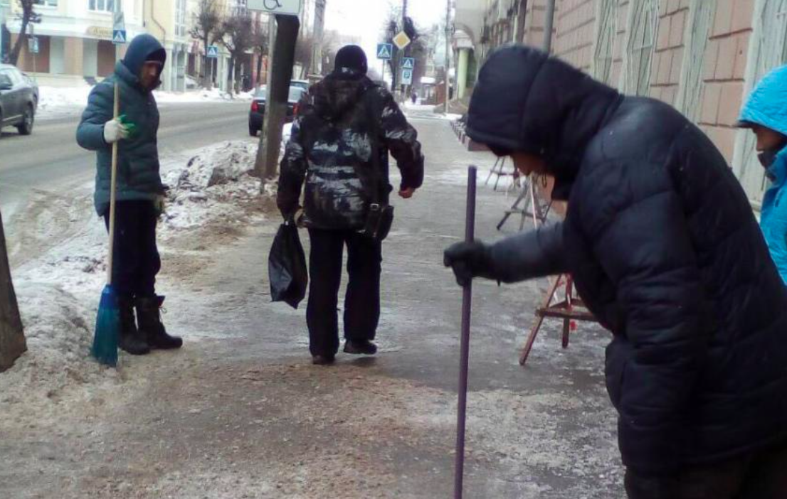 В Рязани продолжается борьба с наледью на пешеходных тротуарах