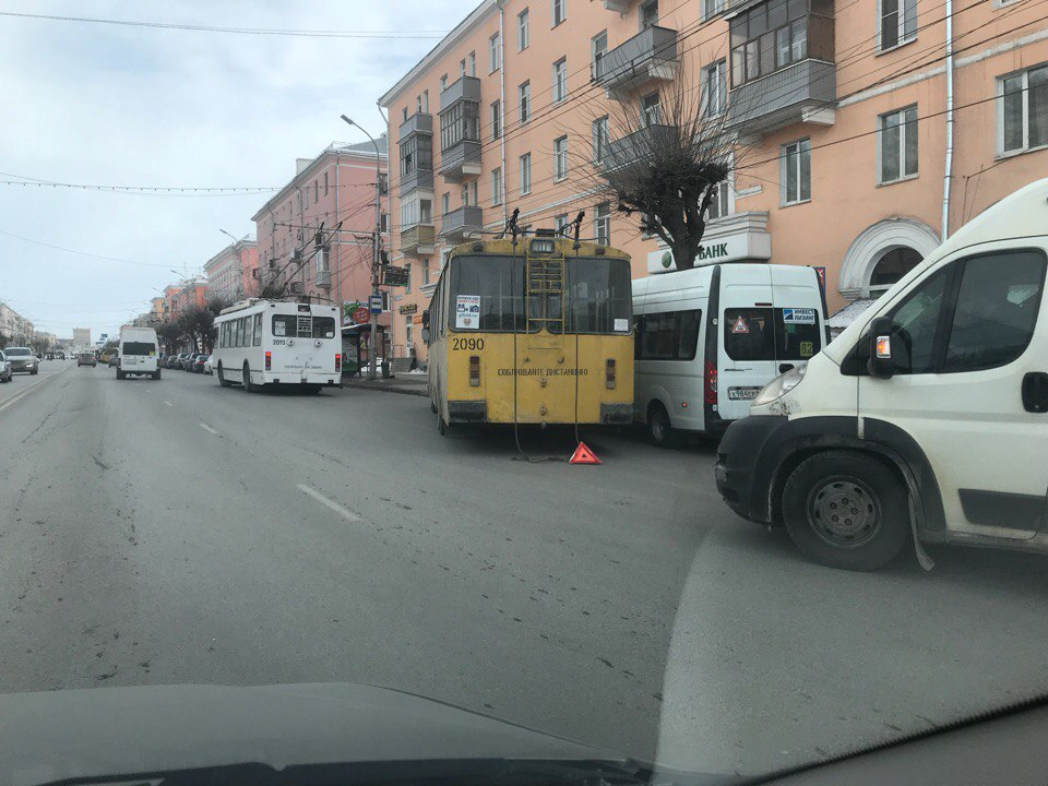 Курьез дня - троллейбус подрезал маршрутку и спровоцировал ДТП