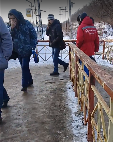 В Рязани дорога на железнодорожном переезде превратилась в каток. Рязанцы рискуют угодить под поезд