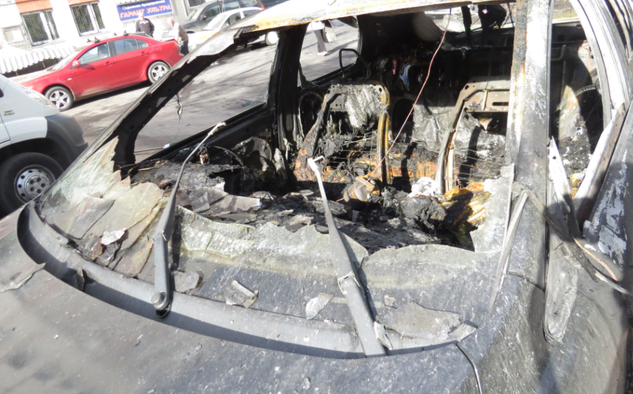 Пожар в Рязани: ночью на Народном бульваре сгорел автомобиль