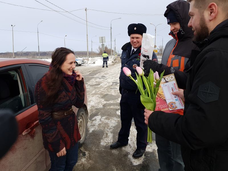 Рязанские автоинспекторы поздравили женщин-водителей с 8 марта