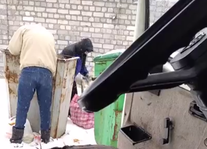 "Пятерочка выручает". Рязанцы собирают просрочку из мусорных контейнеров возле магазина