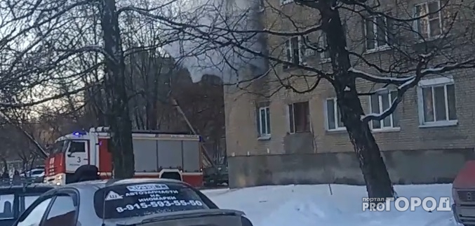 На улице Гоголя загорелась квартира в пятиэтажке. Видео