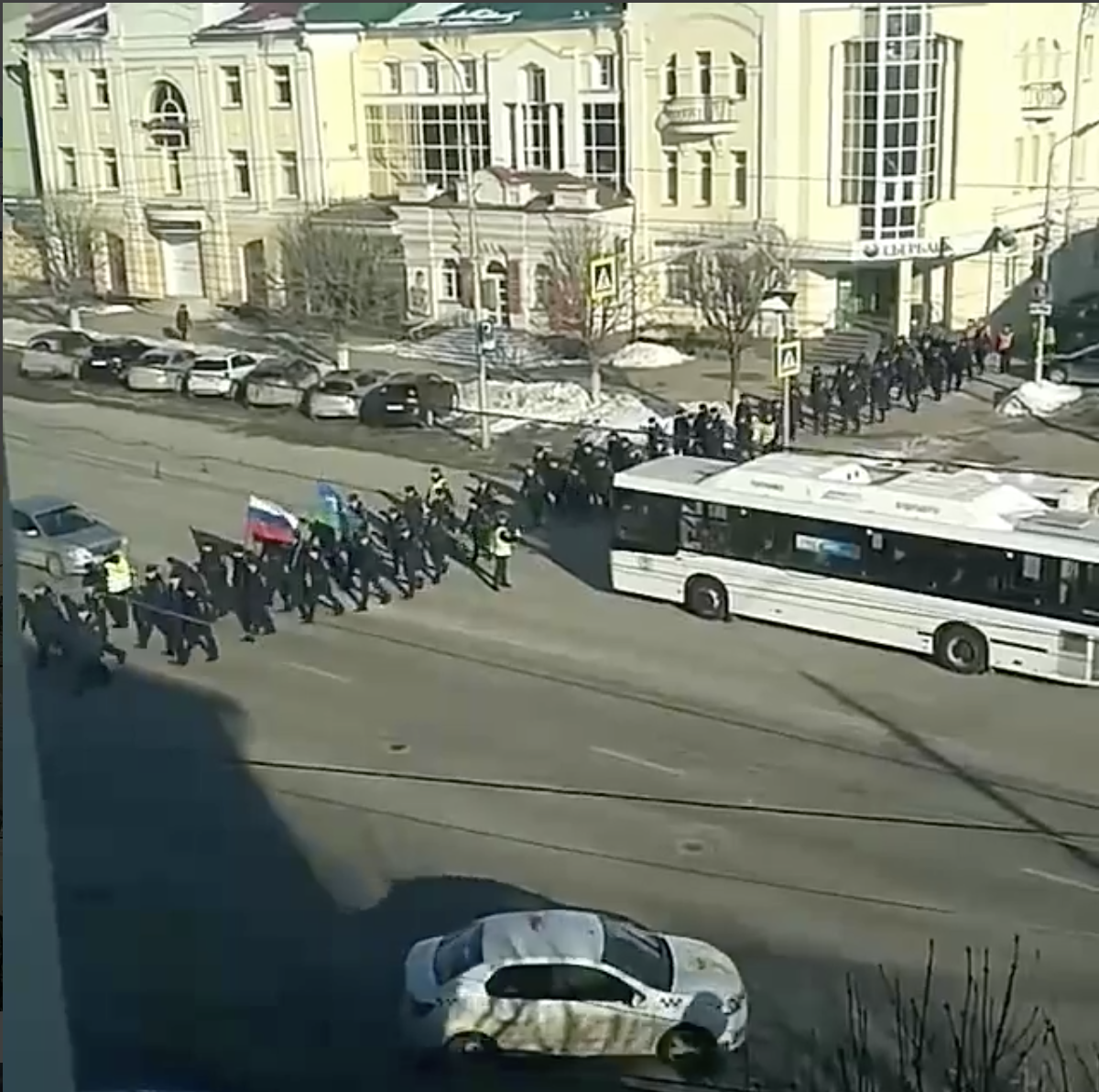 В сети появилось видео того, как рязанских курсантов ведут на выборы президента РФ