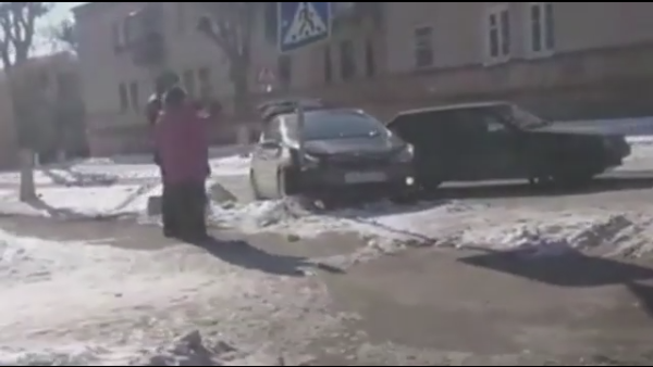 Видео. Водитель иномарки налетел на пешеходный знак